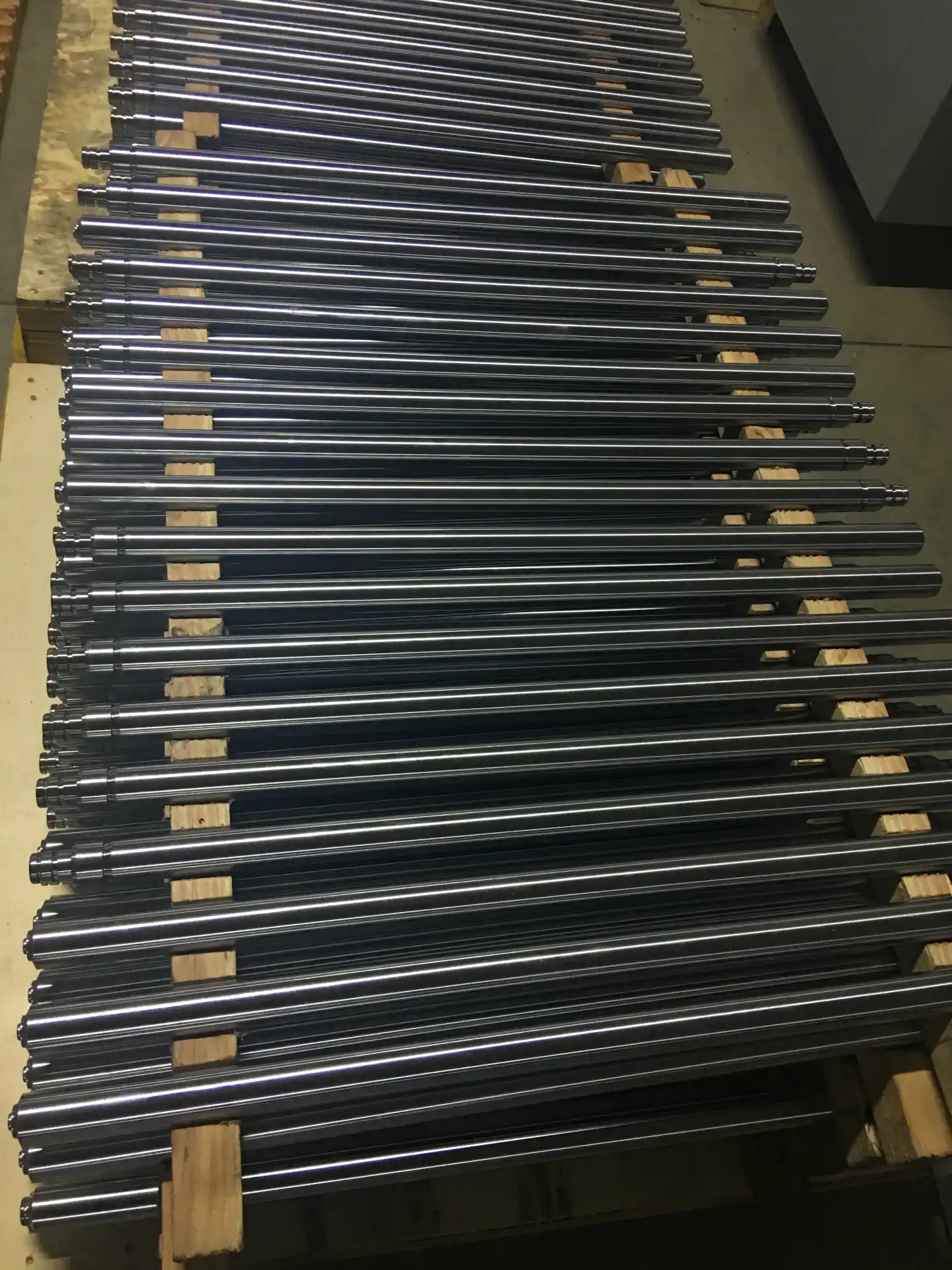 Bright finished round bars arranged for hydraulic rod production