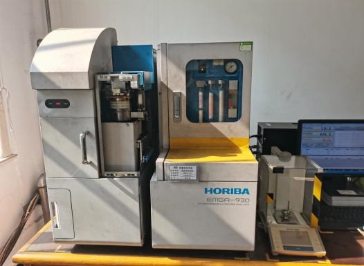 CS-3000 oxygen, nitrogen and hydrogen analyser shown in the Huaigang laboratory handbook