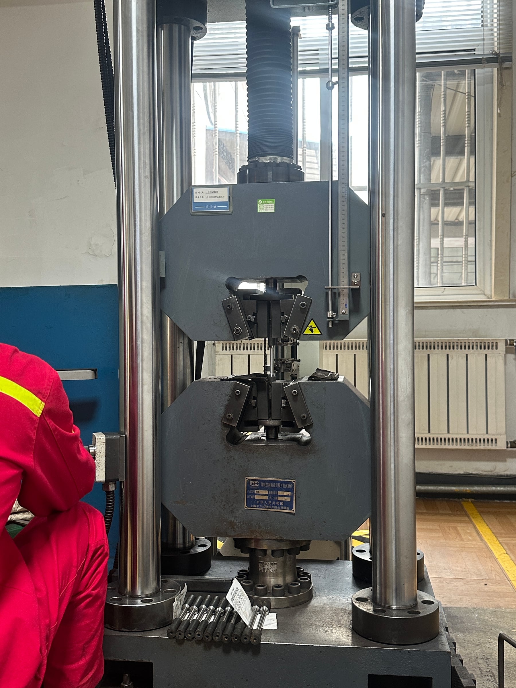 Universal tensile testing machine in the quality laboratory